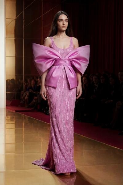 Alexis Mabille 26FSC024
Alexis Mabille 是来自法国巴黎的高级时装品牌，由法国设计师 Alexis Mabille 于 2005 年创立。品牌以“法式优雅 + 戏剧感 + 中性元素”闻名，在高级定制（Haute Couture）领域拥有鲜明辨识度，尤其擅长蝴蝶结、流动剪裁与华丽面料的运用